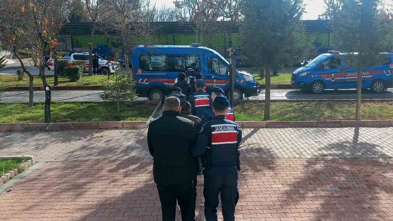 Aksaray merkezli 5 ilde düzenlenen dolandırıcılık operasyonunda 5 şüpheli adli kontrolle serbest