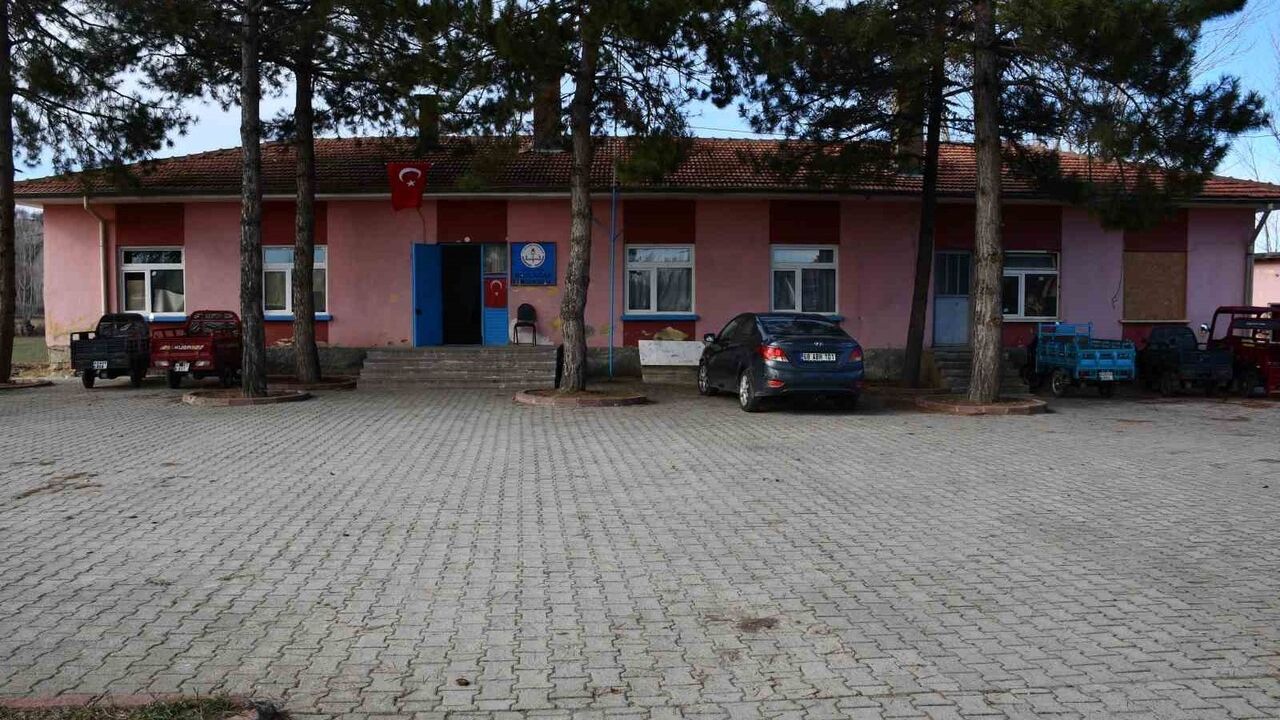 Akşehir’de eski ilkokul binası dikiş-nakış kursu olarak yeniden hizmete girdi