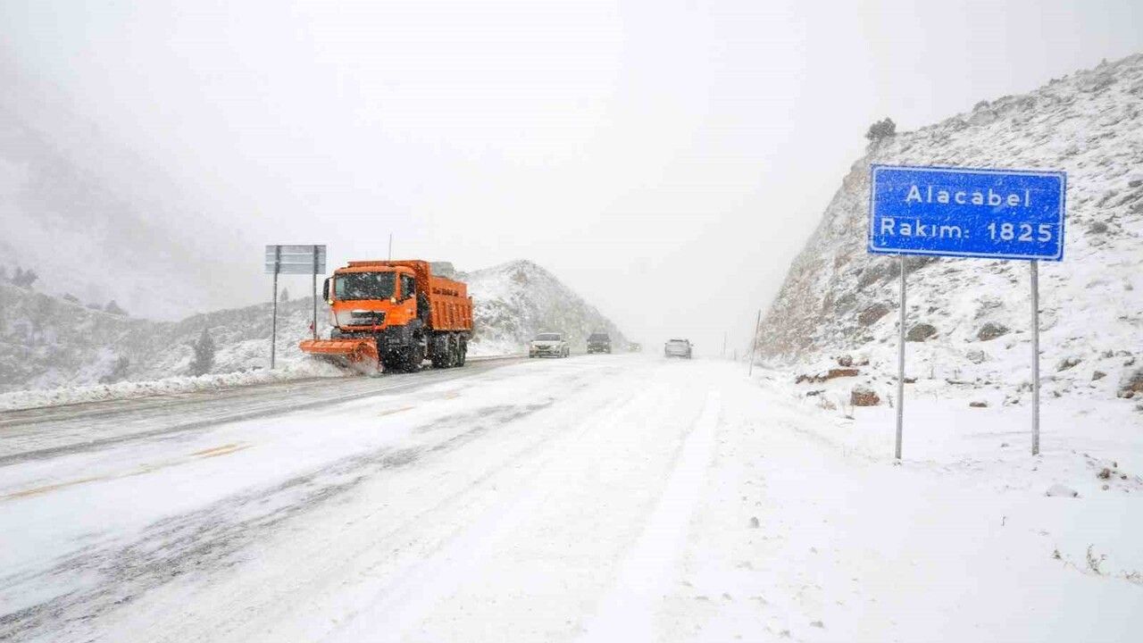 Akseki Alacabel’de kar etkisini sürdürüyor: 1825 metrede 5-10 cm'e ulaştı
