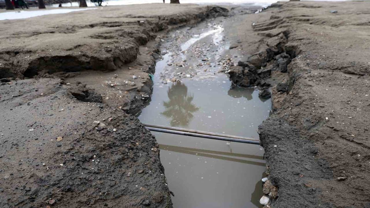 Akyaka'da gün dönümünde deniz 10 metre çekildi; sağanak sahilde 300 metreye varan zarar oluşturdu