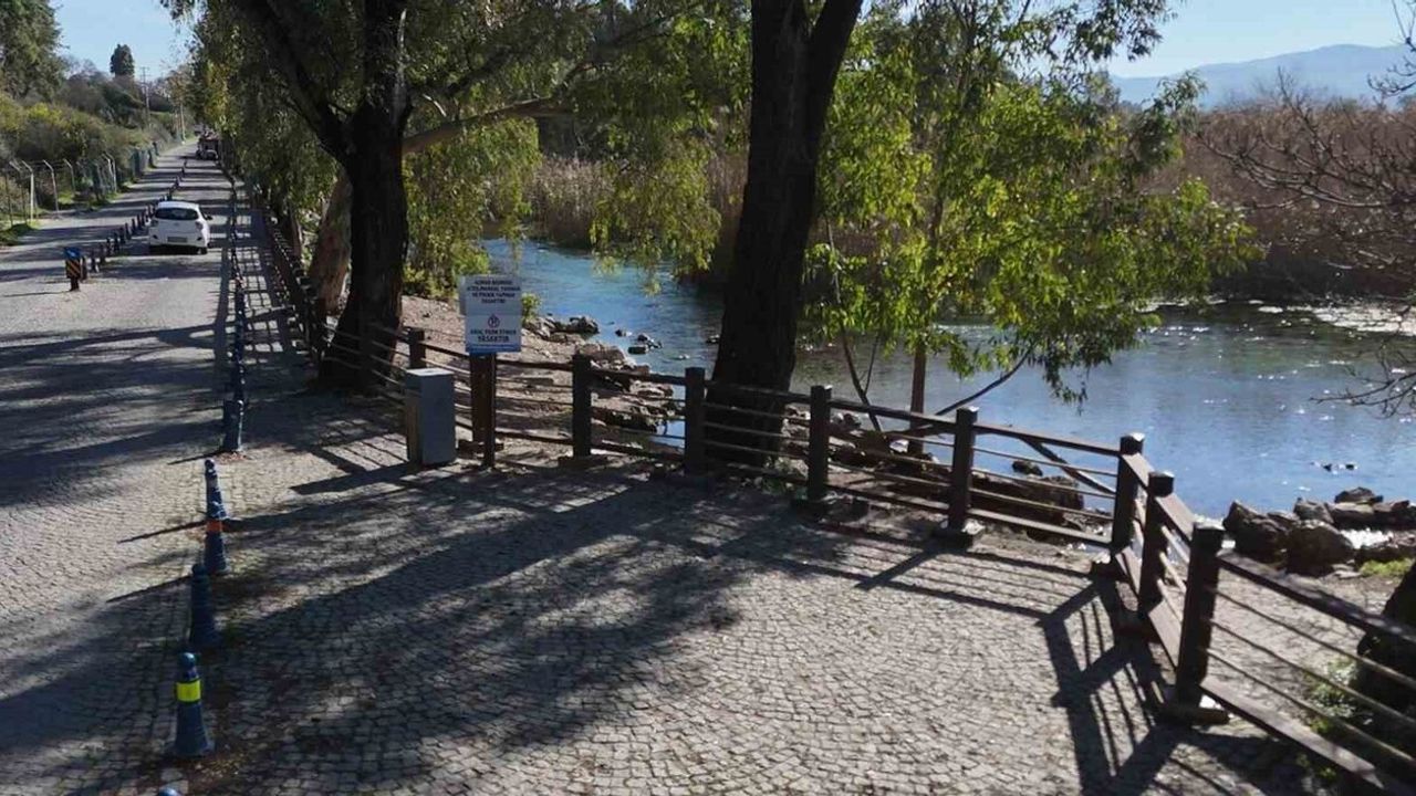 Akyaka Kadın Azmağı'nda doğal dokuyu koruyan kompozit korkuluk çalışması tamamlandı