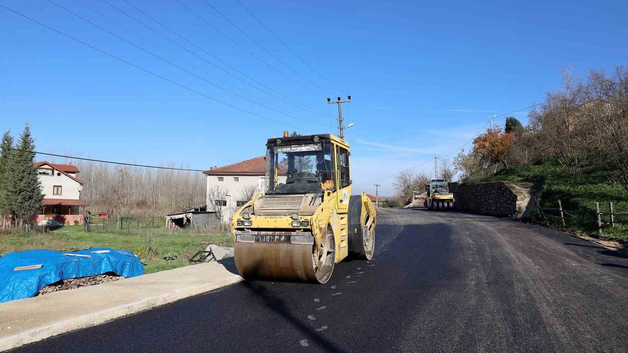 Akyazı'da altyapı tamamlandı: Altındere Osmanağa Mahallesi'ne 1.500 metrelik sıcak asfalt serimi