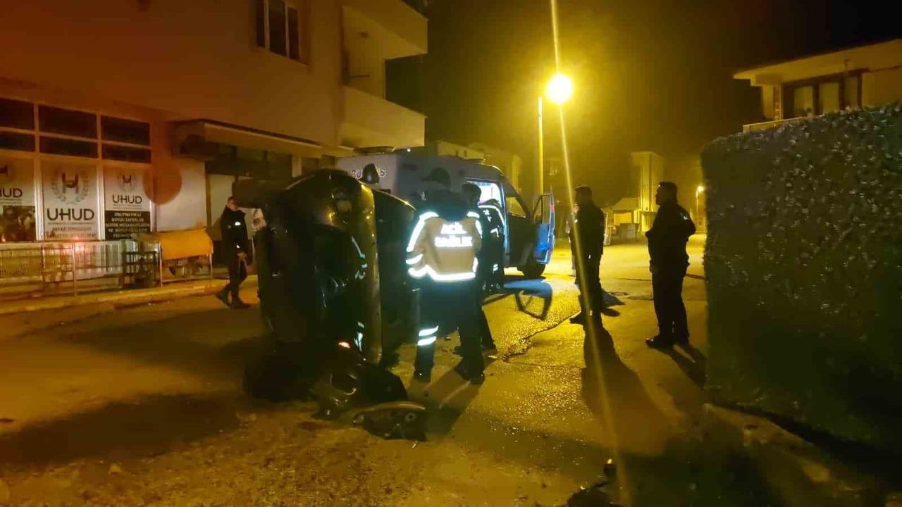 Akyazı'da gaz pedalının takılması sonucu otomobil beton çite çarpıp yan yattı