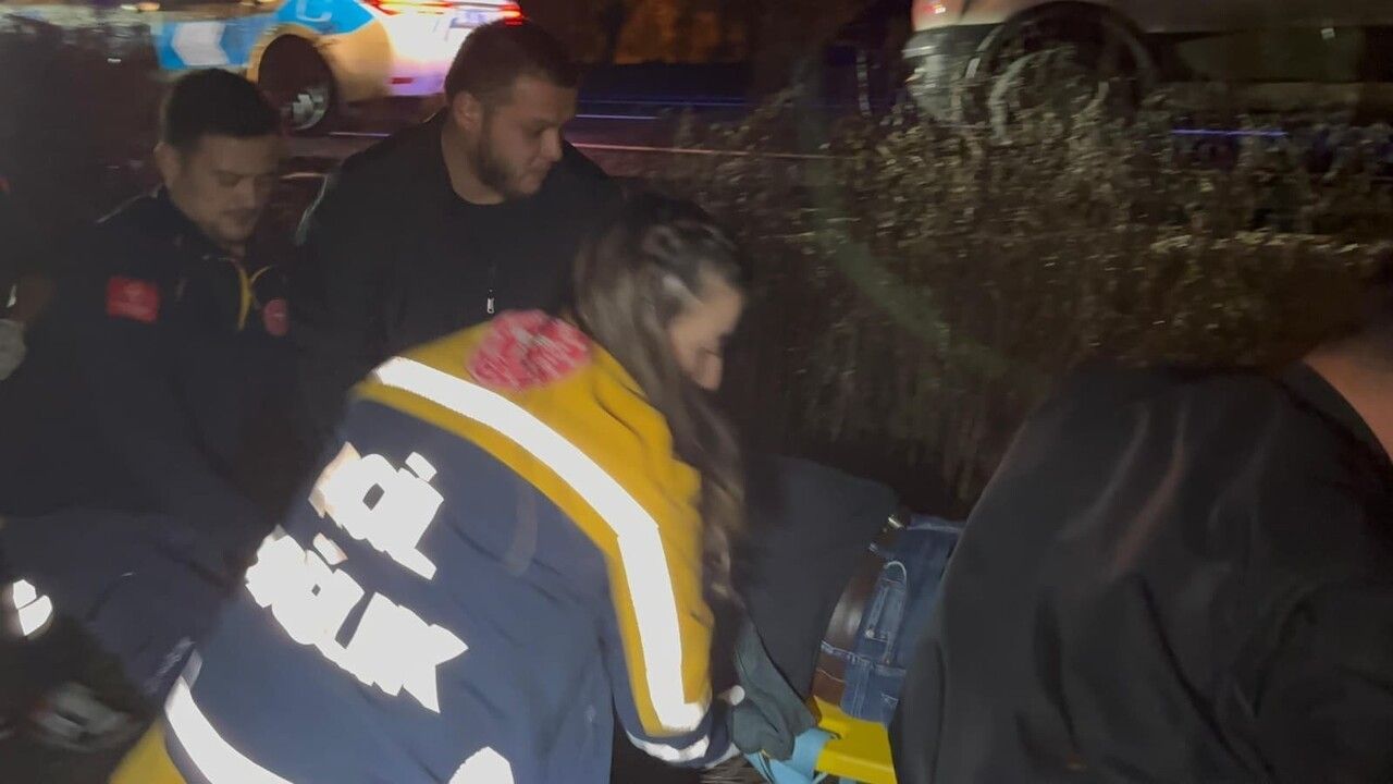 Akyazı'da otomobil tarlaya uçtu: Sürücü uzun uğraşla kurtarıldı