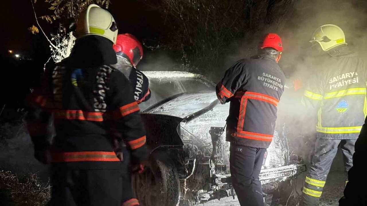 Akyazı'da Park Halindeki Otomobilde Yangın: Araç Tamamen Kullanılamaz Hale Geldi
