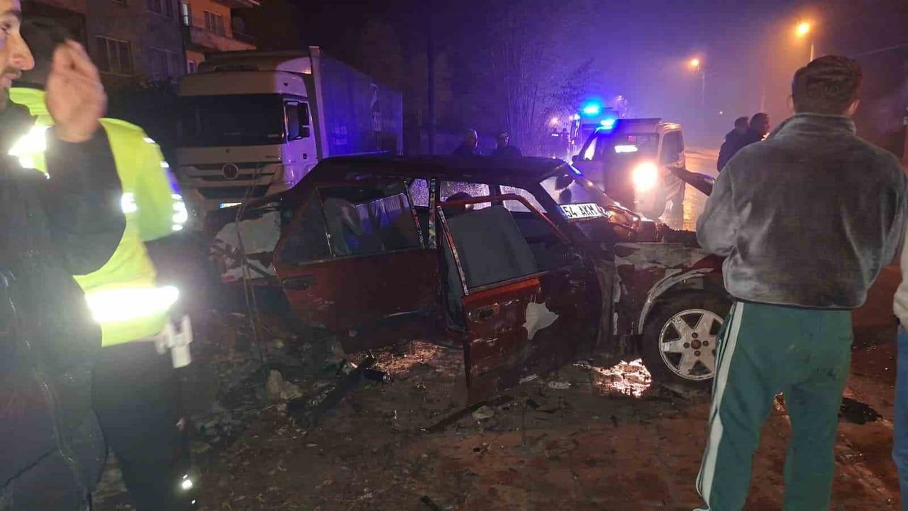 Akyazı'da sollama sırasında alkollü sürücü duvara çarptı: 3 yaralı