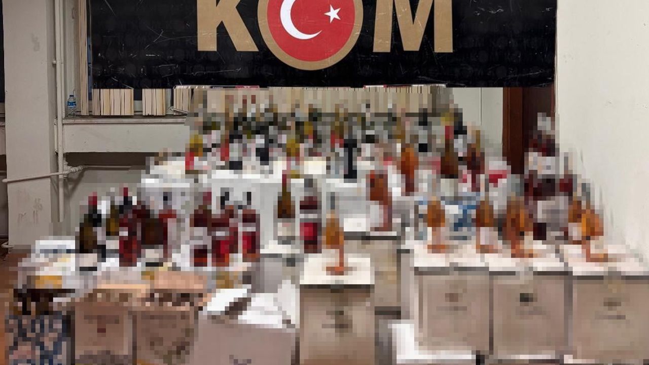 Akyazı'da yılbaşı öncesi kaçak içki operasyonu: 2 bin 263 şişe ele geçirildi, işletme sahibi gözaltında