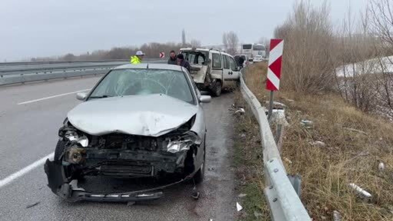 Alaca'da bariyere çarpan hafif ticari araçtan inenlere otomobil çarptı: 5 yaralı