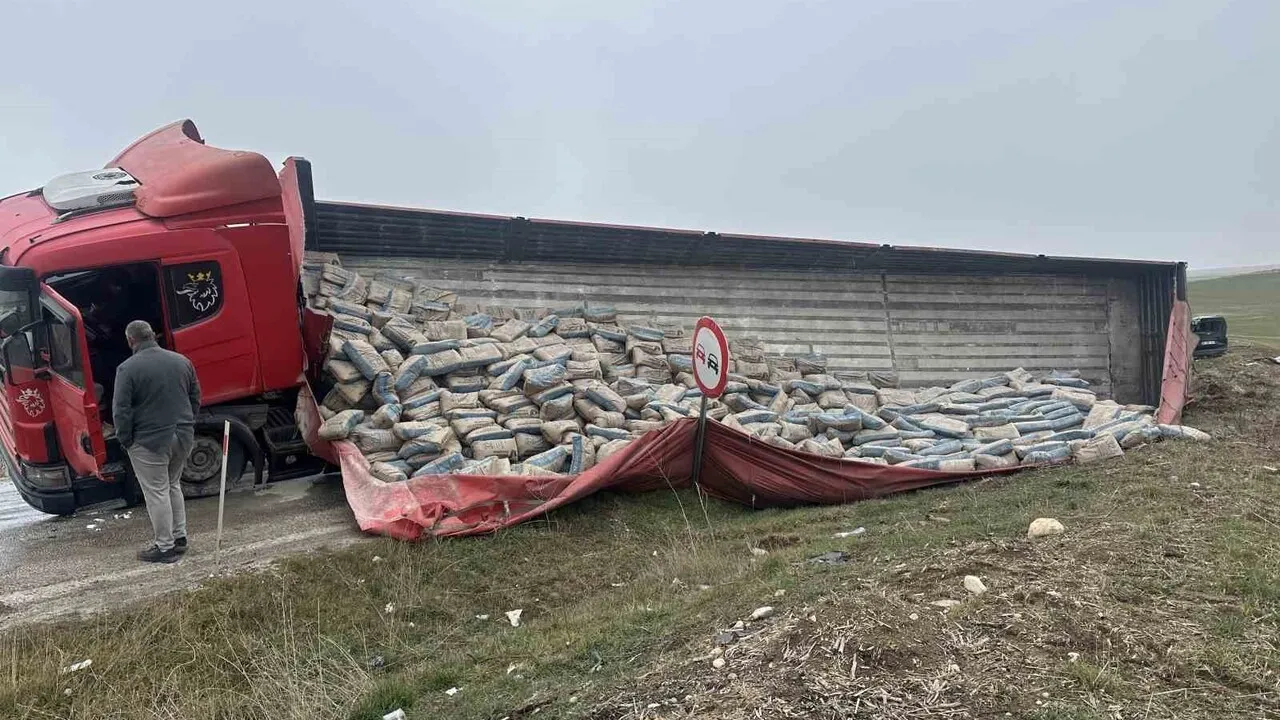 Alaca'da tır dorsesinin hafif ticari aracın üzerine devrilmesi: 2 yaralı
