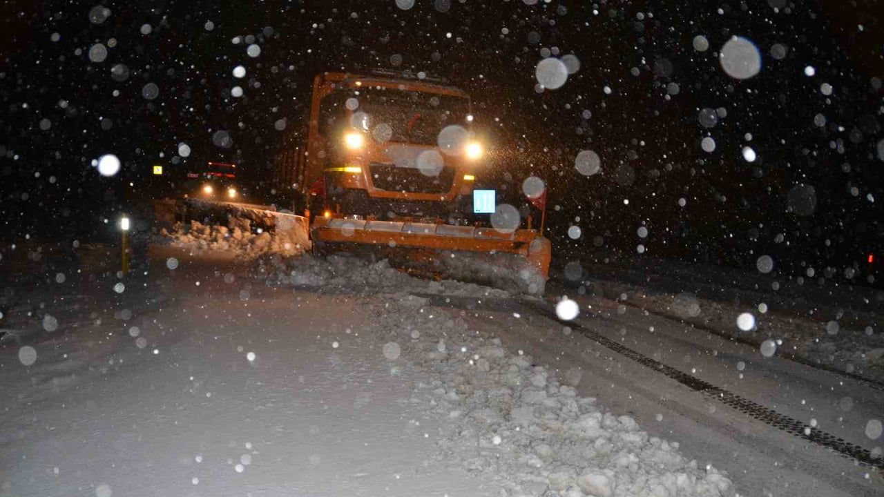 Alacabel'de kar yağışı: Akseki-Seydişehir yolu ekip çalışmasıyla açık tutuluyor