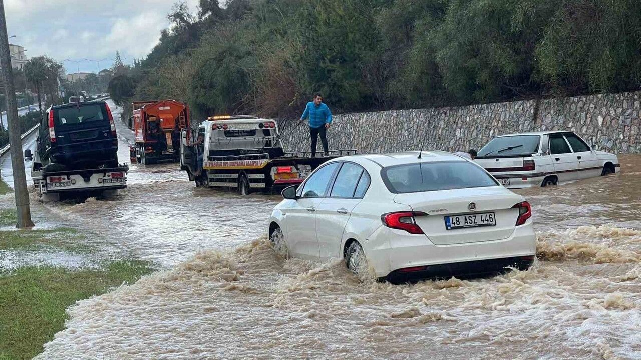 Alanya'da D 400 Karayolu Sağanakta Su Altında Kaldı, İncekum'da Araçlar Mahsur