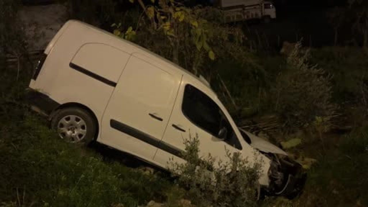 Alanya'da hafif ticari kamyonet şarampole yuvarlandı: 1 kişi yaralandı