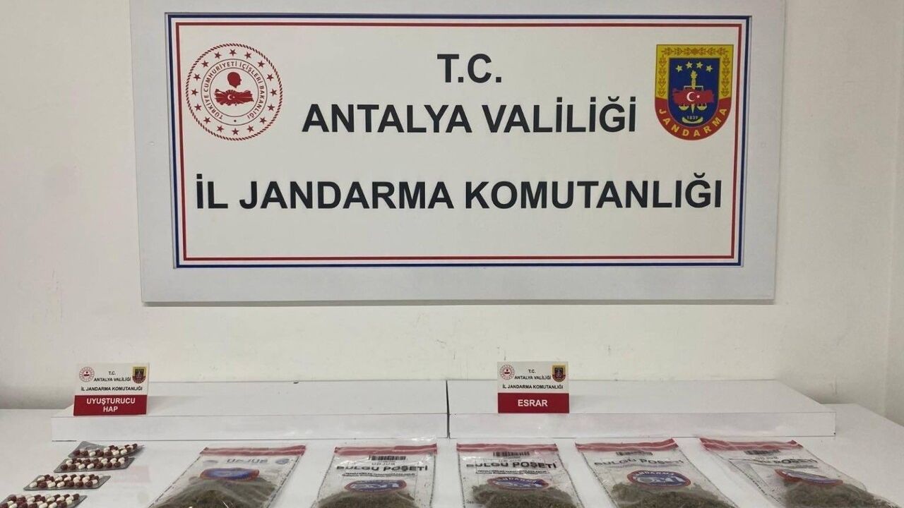 Alanya'da jandarmadan otelde uyuşturucu operasyonu: 350 gram kubar esrar ve 53 adet lyrica ele geçirildi
