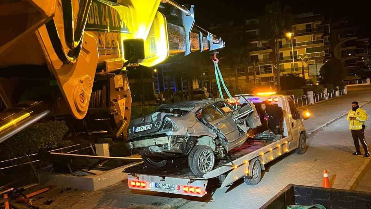 Alanya'da lüks otomobil alt geçide çarptı: Sürücü hayatını kaybetti