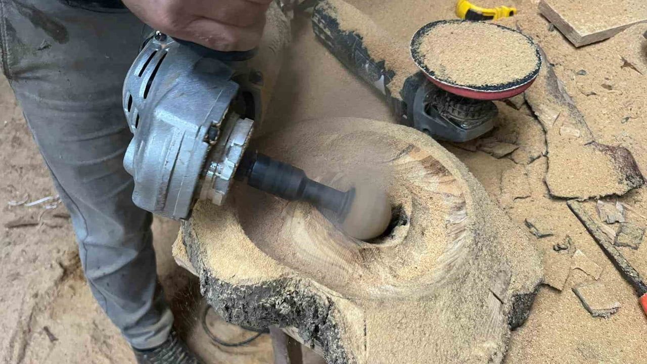 Alanya’da marangoz Hilmi Özen çürümüş zeytin ağaçlarını el yapımı eserlere dönüştürüyor