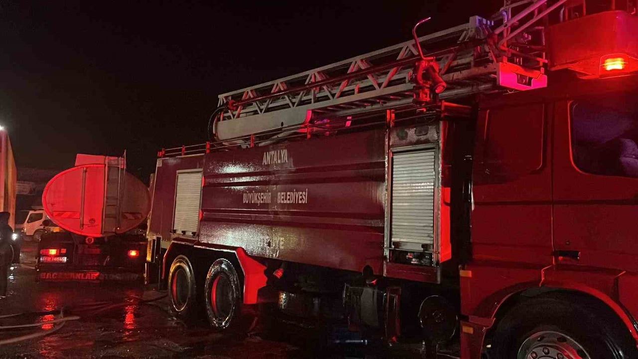 Alanya'da muz sarartma deposunda yangın: Tonlarca muz zarar gördü, yaralanma yok