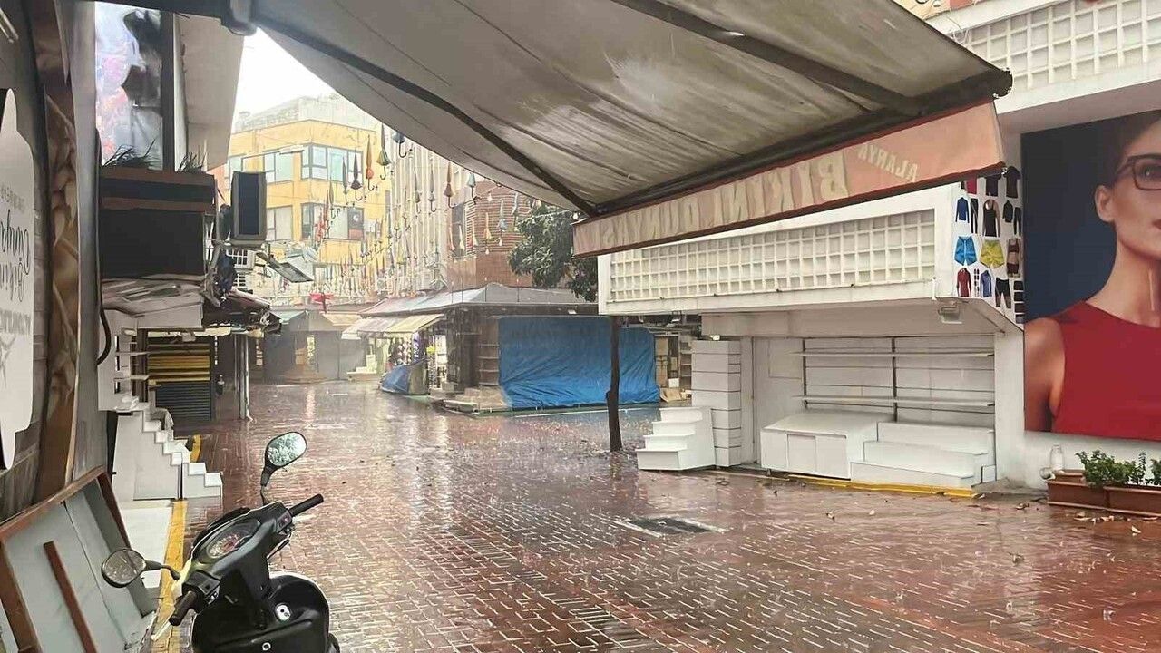 Alanya’da öğle saatlerinde sağanak ve dolu etkili oldu