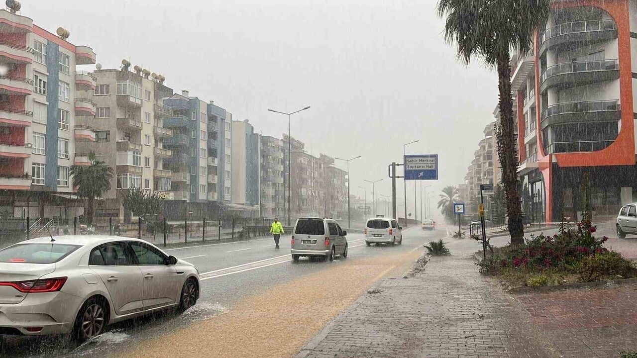 Alanya'da sağanak yaşamı etkiledi: D-400'de araç mahsur kaldı, trafik kontrollü sağlanıyor