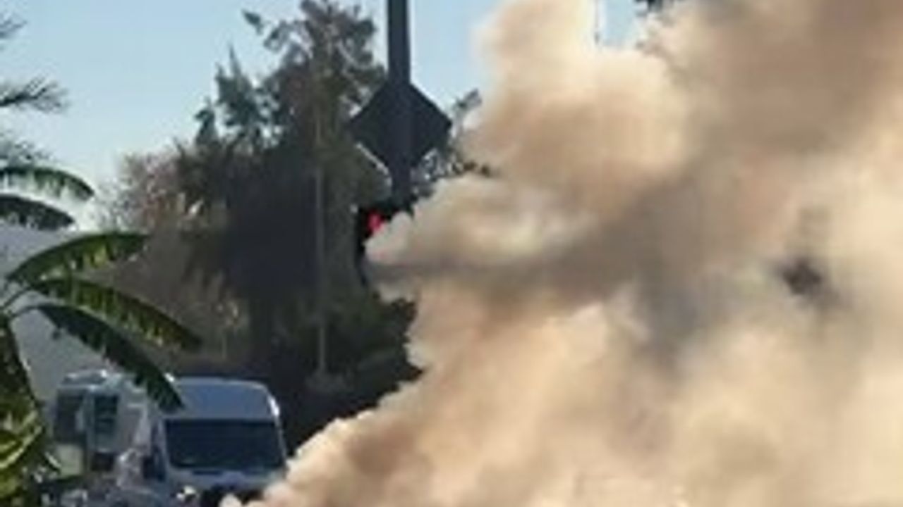 Alanya'da Seyir Halindeki Otomobil Motor Yangını Nedeniyle Alev Aldı