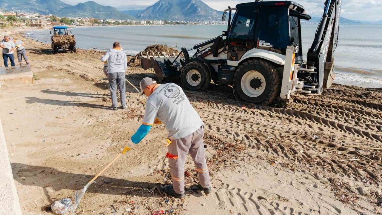 Alanya’da yağışın ardından temizlik çalışmaları yoğunlaştı
