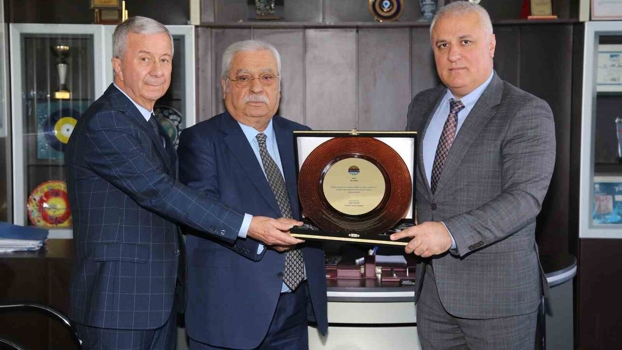 Alanya'daki 2024 Vergi Rekortmenlerine ALTSO Başkanı Eray Erdem'den Plaket