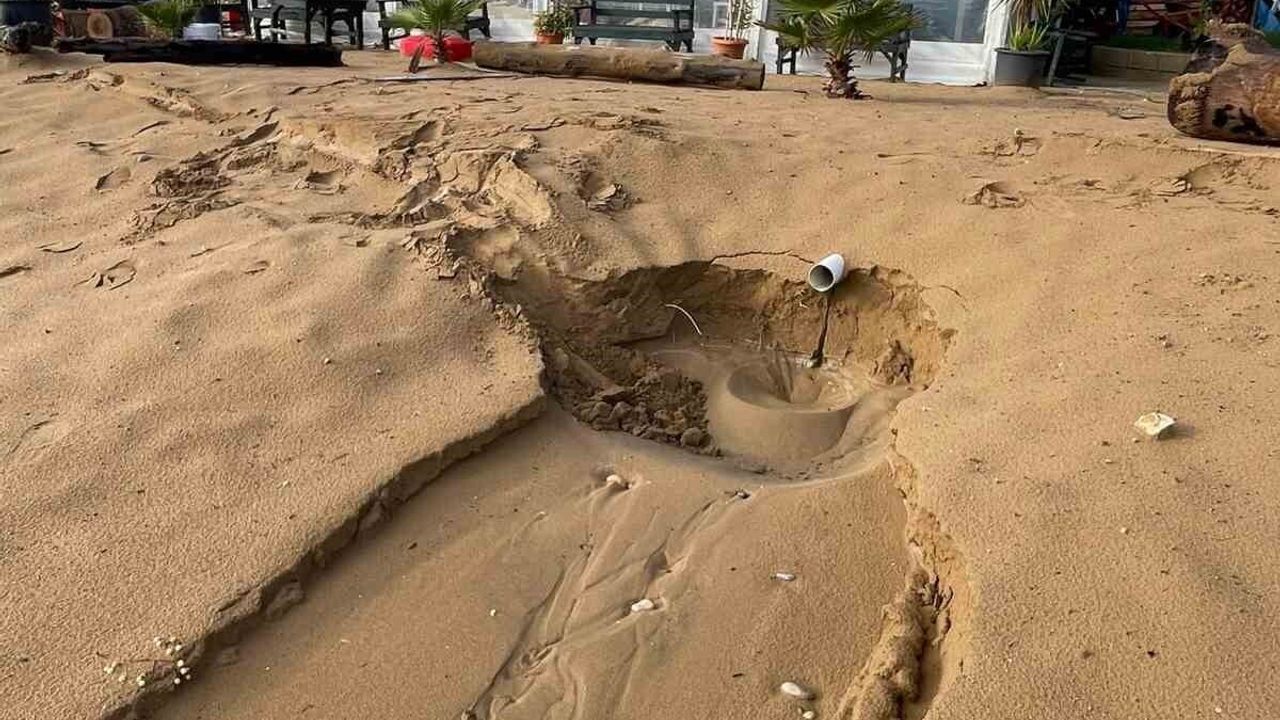Alanya İncekum'da Ölükler Deresi taştı, sahildeki otel kafesi yıkıldı