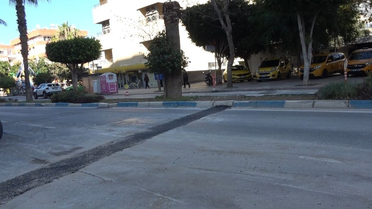 Alanya Mahmutlar'da esnaf yol çukurlarını kum ve çakıl ile doldurdu