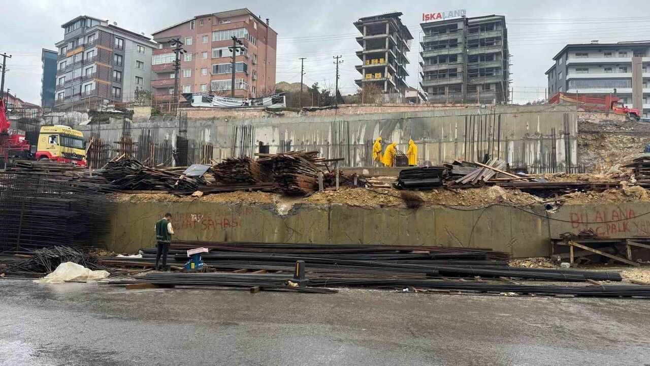 Alaplı'da Kültür Merkezi İnşaatında Güvenlik İhmali: Yol Kenarında Korumasız Çalışma Endişe Yarattı