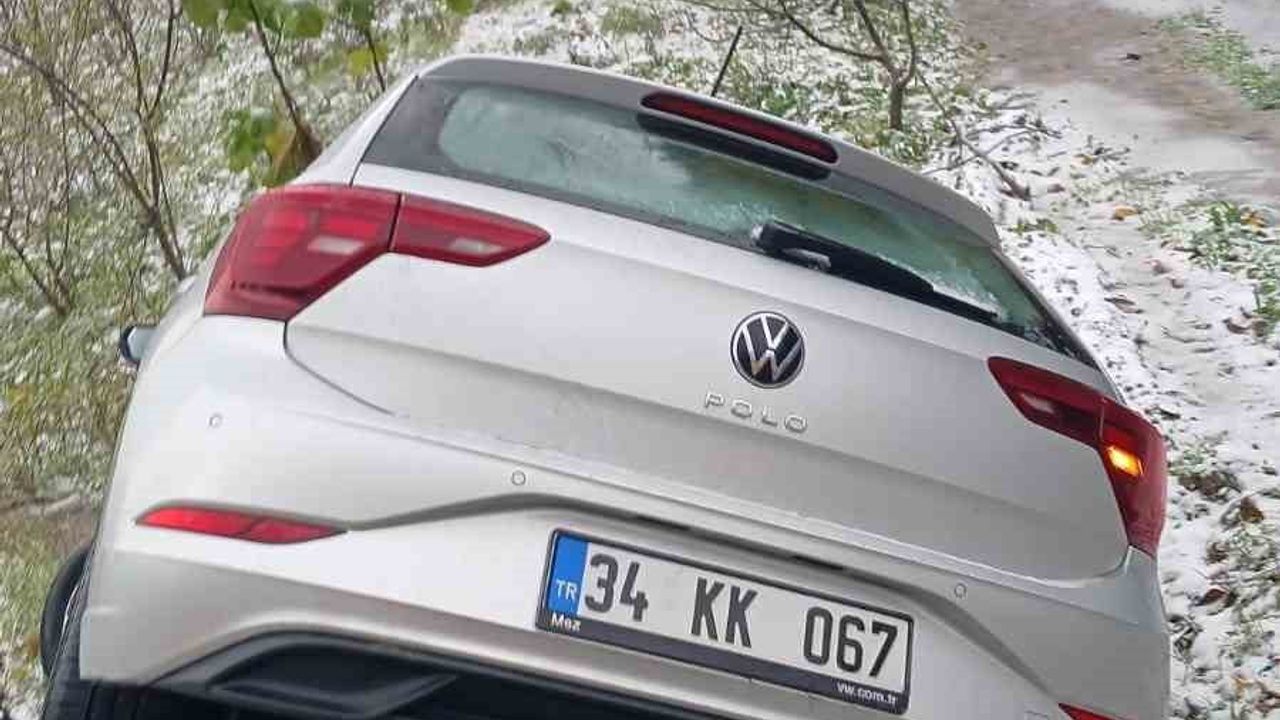 Alaplı'da otomobil yoldan çıktı; sürücü yara almadı