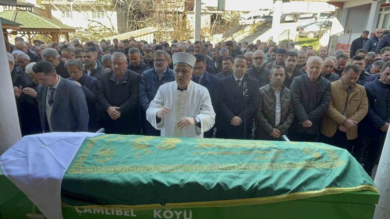 Alaplı İlçe Milli Eğitim Müdürü annesi Ayşe Çevik’i son yolculuğuna uğurladı