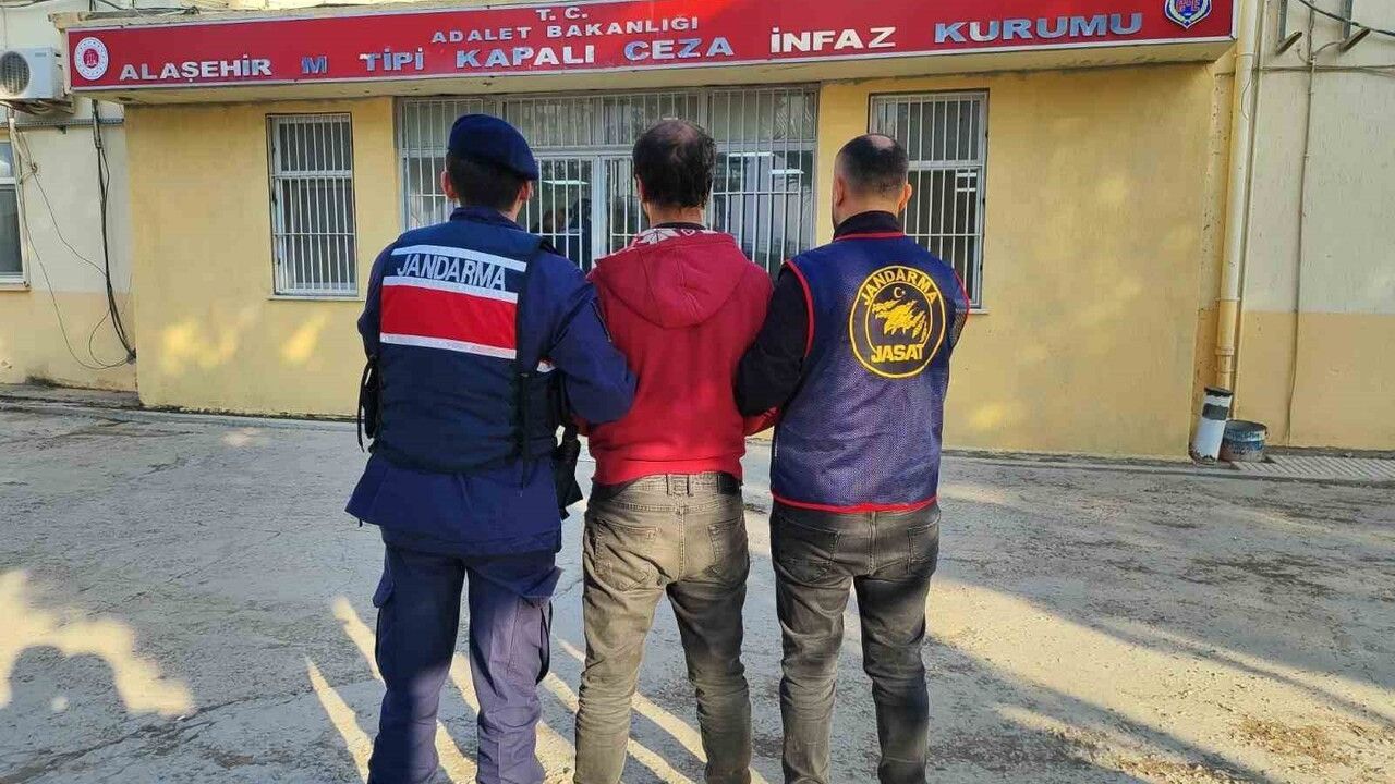 Alaşehir'de 26,5 Yıl Kesinleşmiş Hapis Cezası Olan Gaspçı Jandarma Tarafından Yakalandı