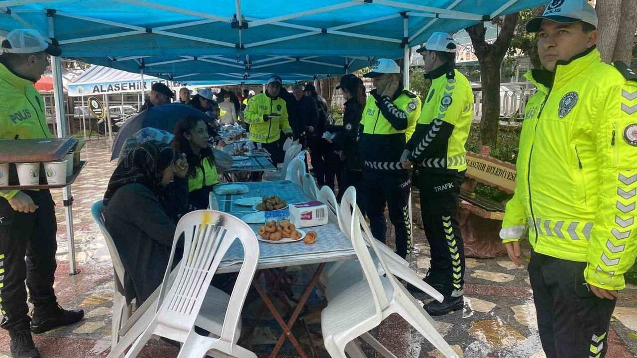 Alaşehir’de trafik kazasında şehit olan 2 polis için mevlit ve lokma töreni düzenlendi