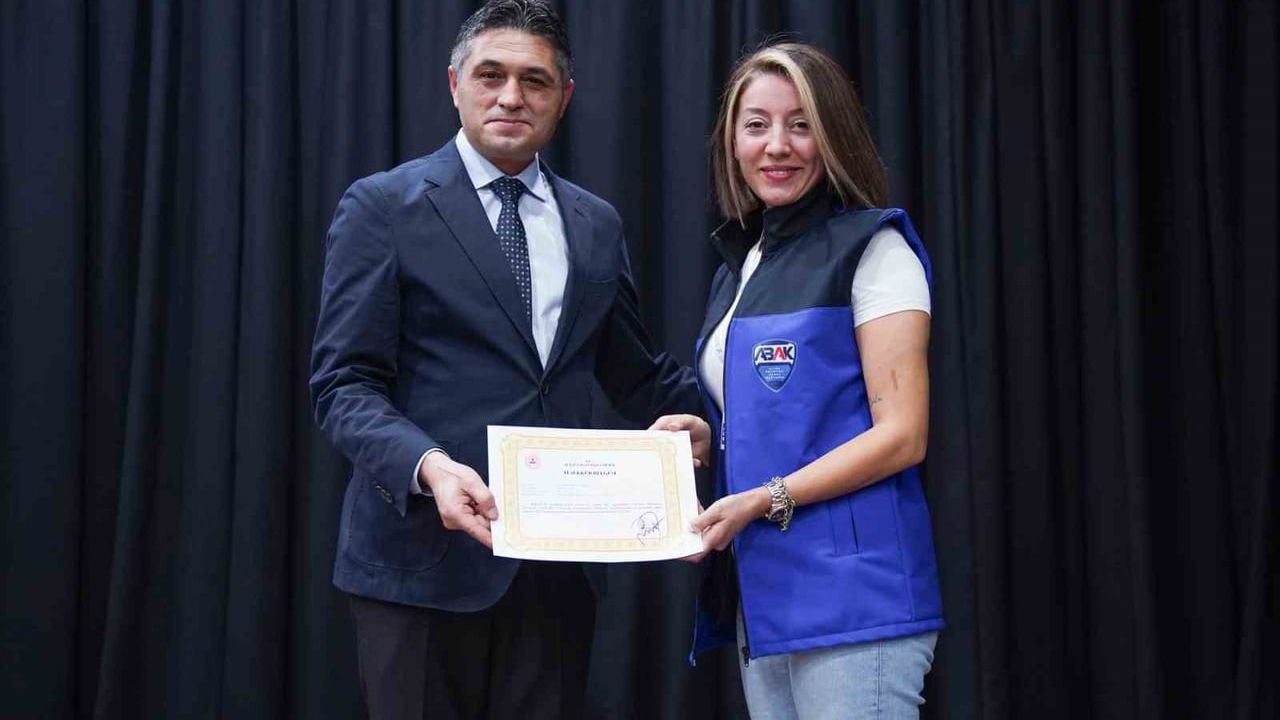 Aliağa Belediyesi, 2025 orman yangınlarında görev yapan personele teşekkür belgesi verdi