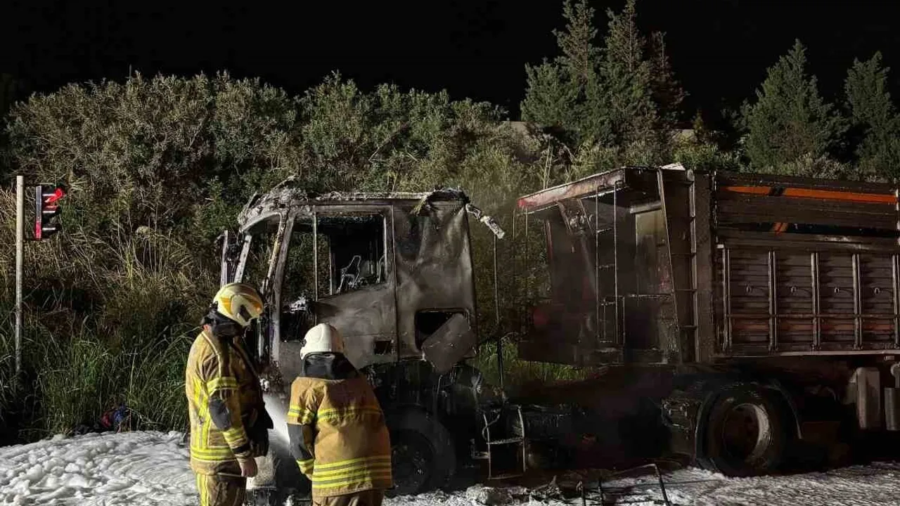 Aliağa’da 20 ton kömür yüklü tırda yangın, itfaiye müdahalesiyle söndürüldü