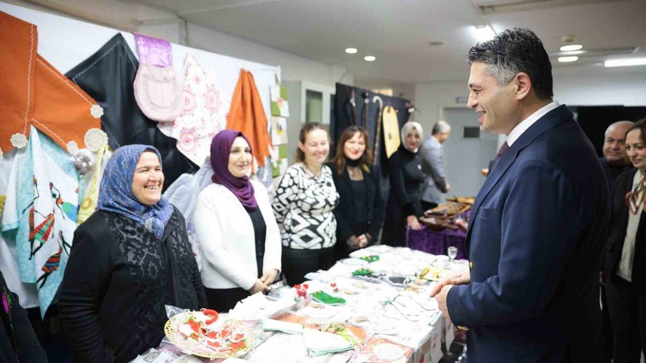 Aliağa Tüpraş Halk Eğitimi Merkezi'nden Yeni Yıl Hediyelik Ürünler Sergisi