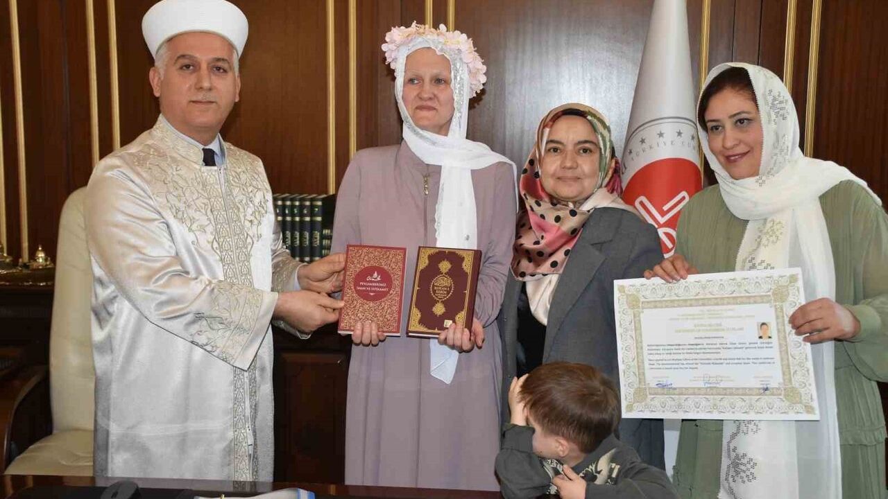 Alman uyruklu Mıchaela Ingrıd Scheıthauer Gaziantep'te Kur’an-ı Kerim’den etkilenerek Müslüman oldu