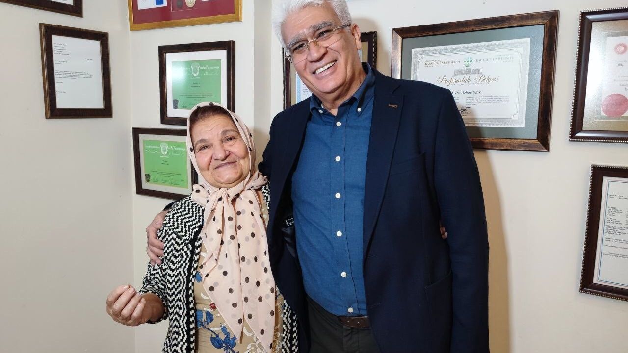 Almanya'da tedavi bulamayan 85 yaşındaki Havva Orun, Adana'da mikrocerrahiyle yürümeye başladı