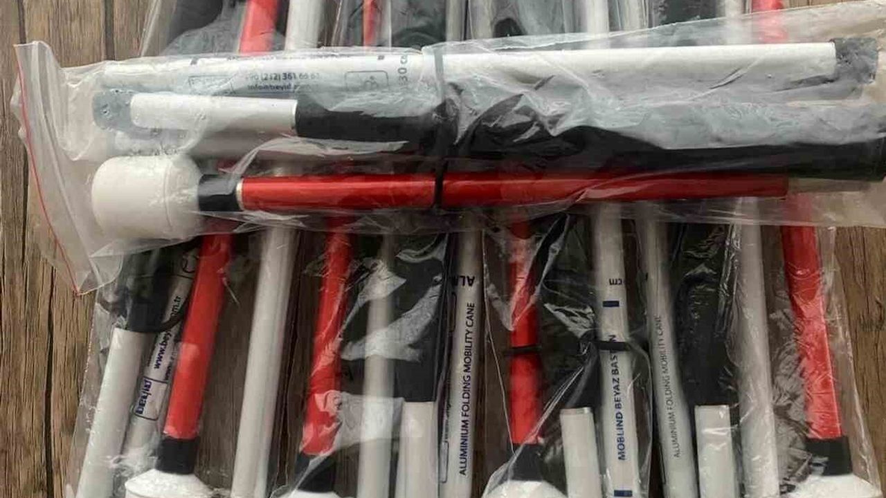 Altınokta Körler Derneği Aydın Şubesi'ne yeni doğan kız adına 5 beyaz baston bağışı