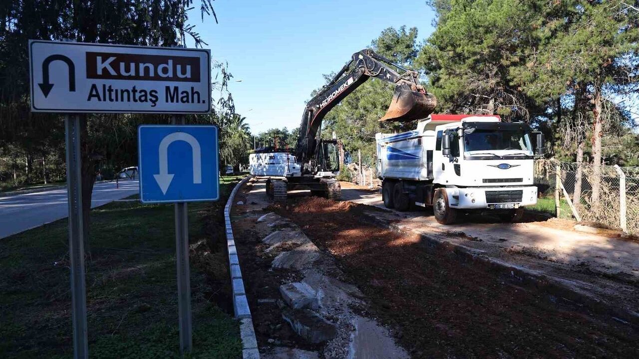 Altıntaş-Kundu Turizm Bölgesi'nde içme suyu hattı tamamlanıyor, Kardeş Kentler Caddesi'nde yol yenileme sürüyor