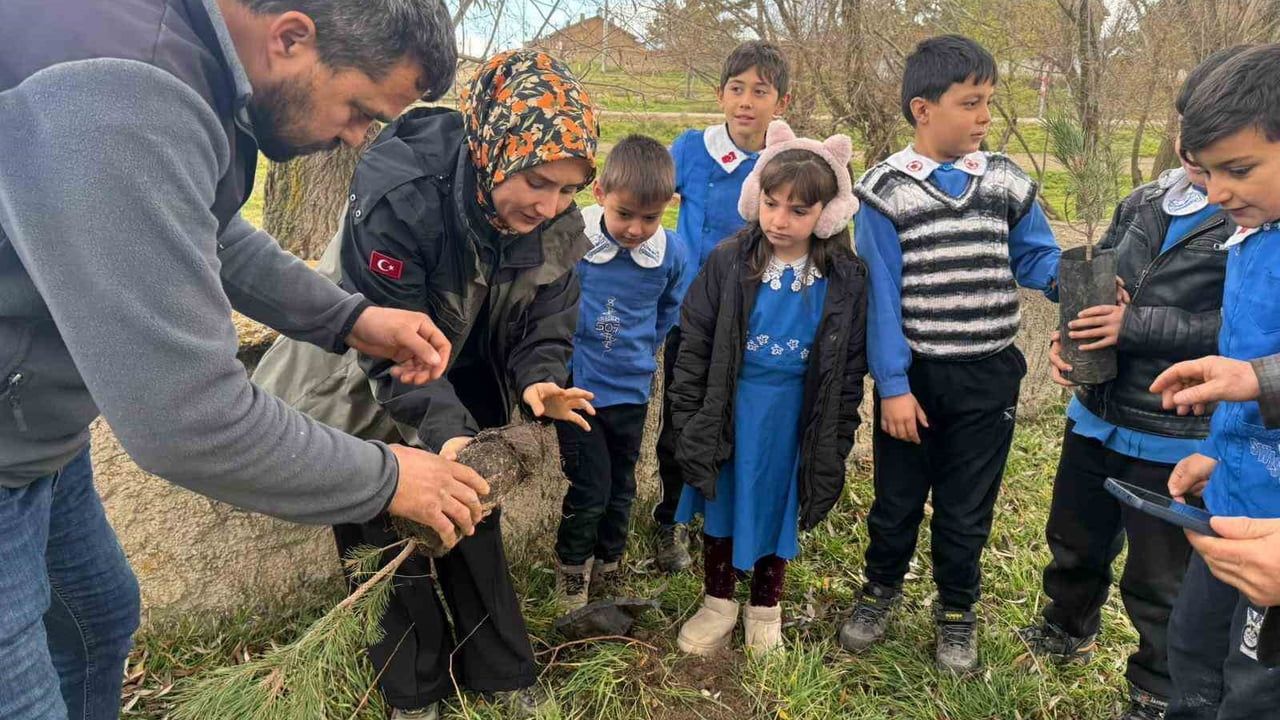 Altıntaş’ta öğrenciler 'Yeşil Vatan-Benim Okulum Geleceğe Çare' kapsamında fidan dikti