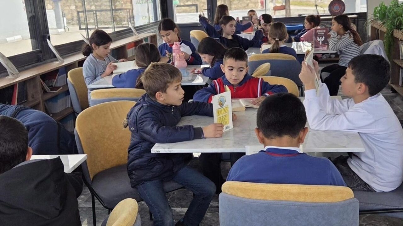 Altıntaş'ta 'Okuyan Nesil' Kapsamında Zafer İlkokulu Kitap Kafe Etkinliği