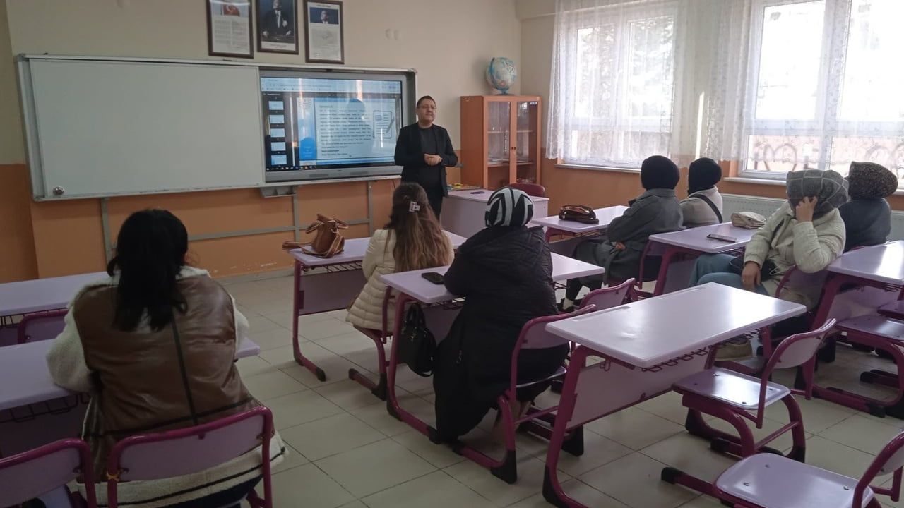 Altıntaş’ta Türkiye Yüzyılı Maarif Modeli Kapsamında Aile Okulu Kursu Sürüyor