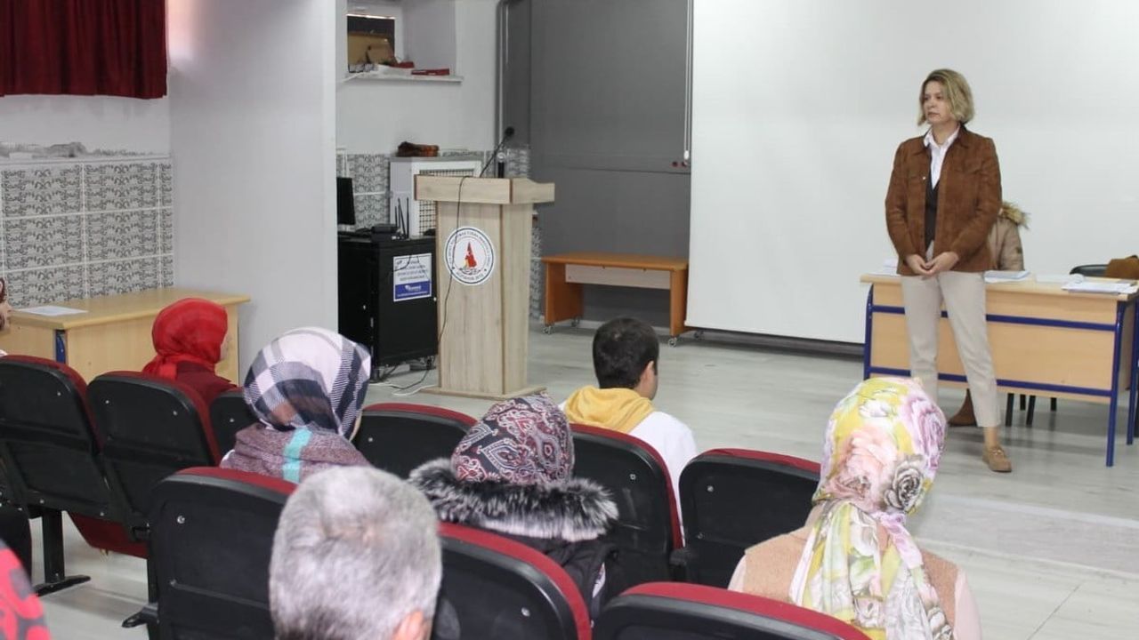 Altıntaş’ta YKS başarısının artırılmasına yönelik veli bilgilendirme toplantısı