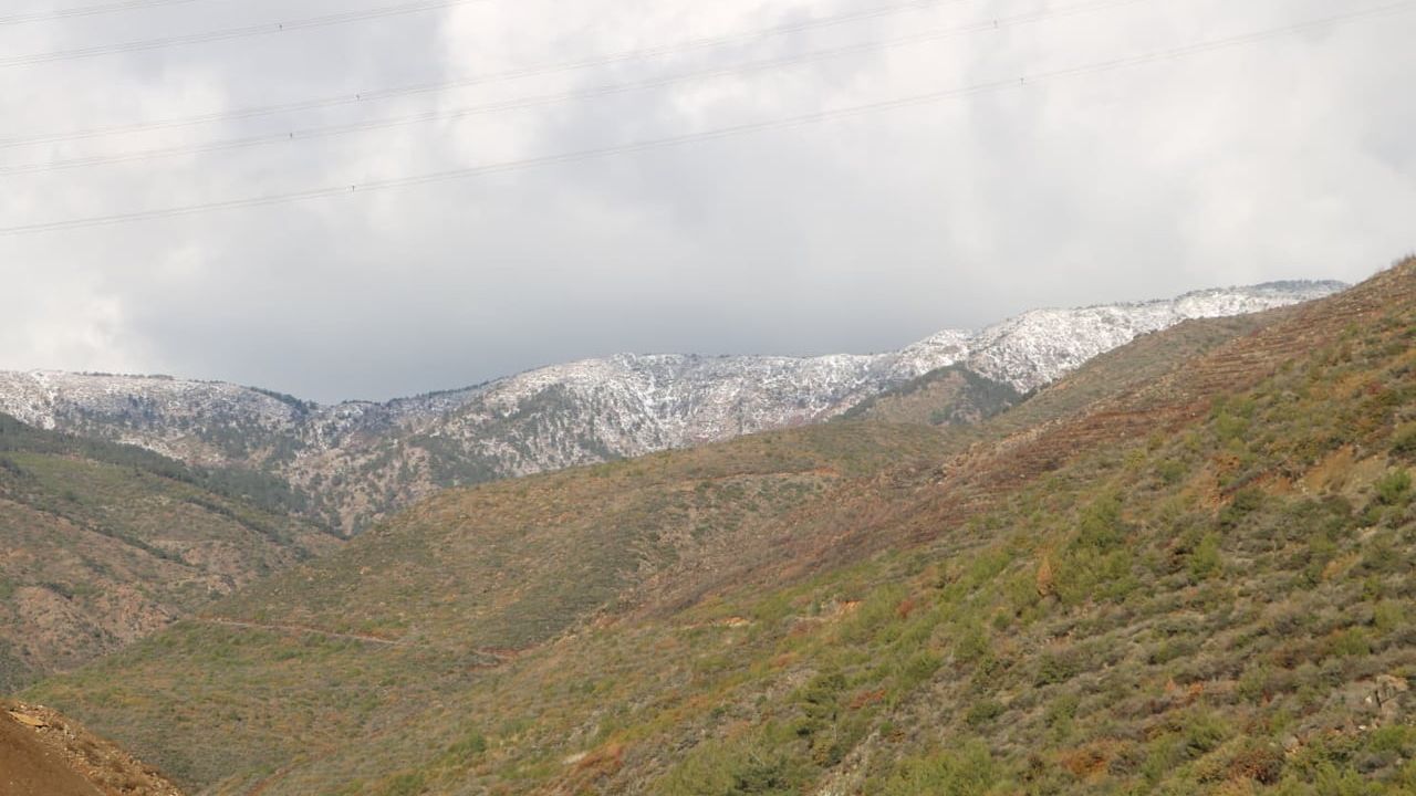 Amanoslar beyaza büründü: Hatay’da dağ eteklerinde kar, kent merkezinde yağmur