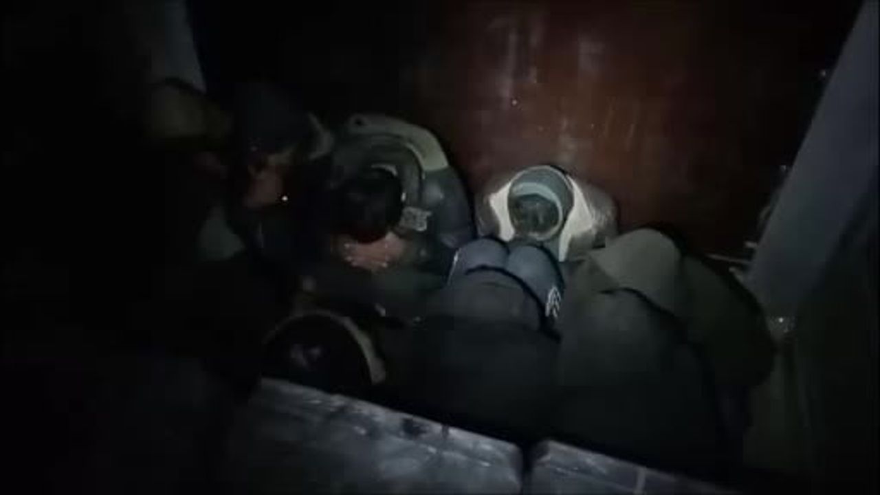 Amasya'da çinko yüklü tırın dorsesinde 37 Afgan kaçak göçmen yakalandı; sürücü gözaltında