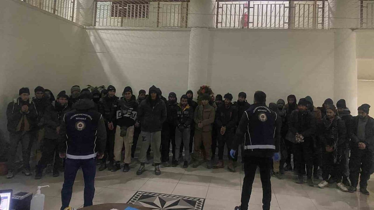 Amasya'da çinko yüklü tırın dorsesinde 37 Afganistan uyruklu kaçak göçmen yakalandı