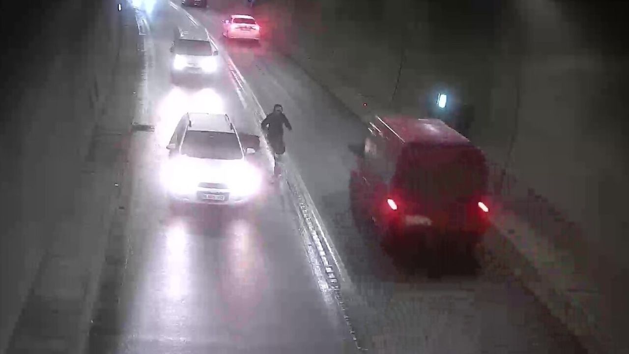 Amasya'da Ferhat Tüneli'nde duran otomobile motosiklet çarptı — Kaza anları kamerada