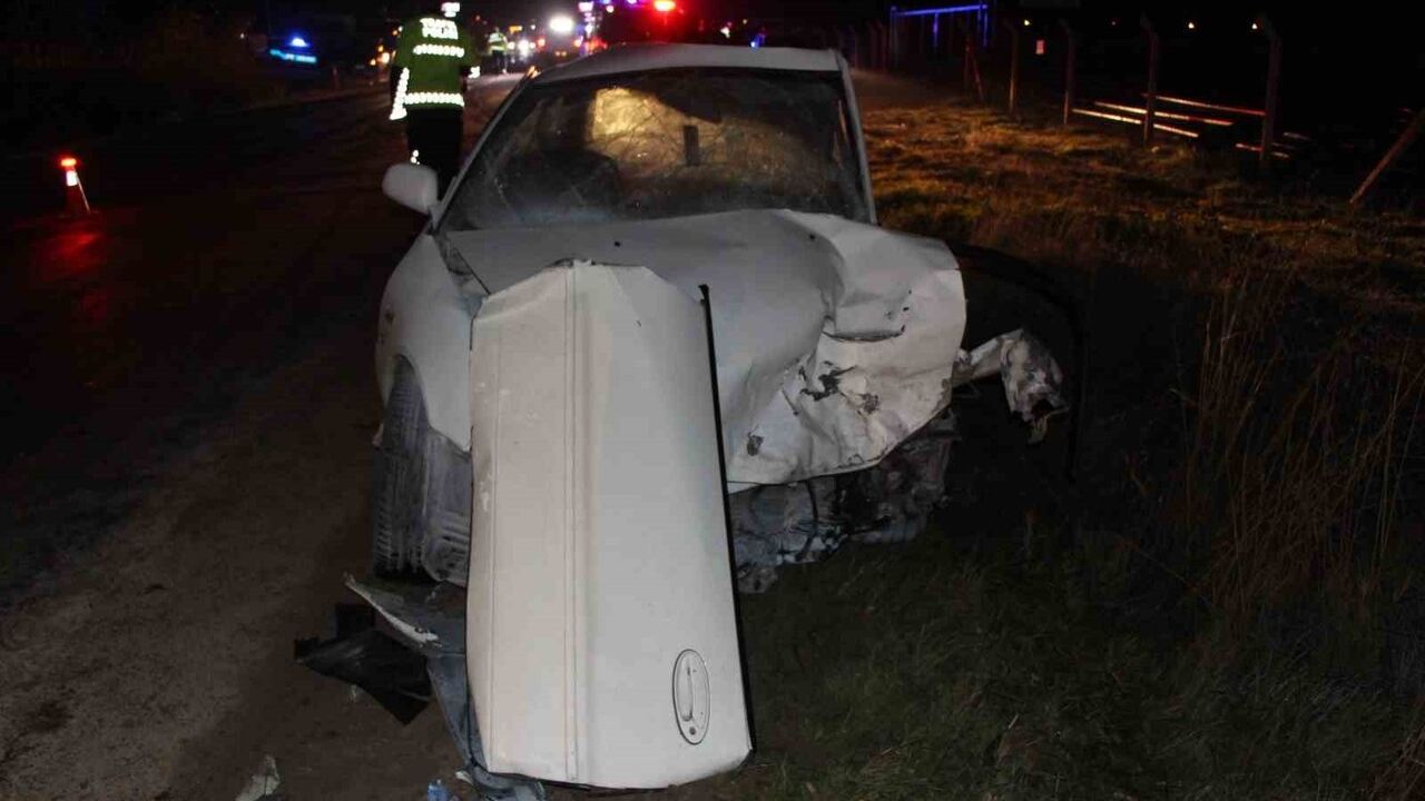 Amasya'da Kafa Kafaya Çarpışma: 8 Yaralı, Yangını Mevsimlik İşçiler Söndürdü