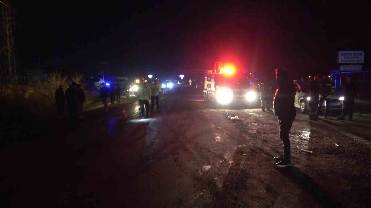 Amasya'da karşı yönden gelen iki otomobil kafa kafaya çarpıştı — 8 yaralı