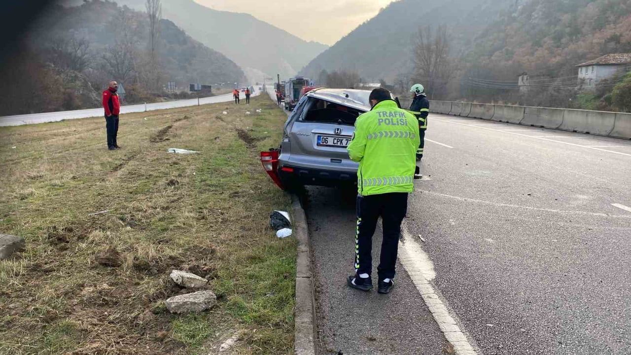 Amasya'da lastik patlaması sonucu otomobil takla attı: 3 yaralı
